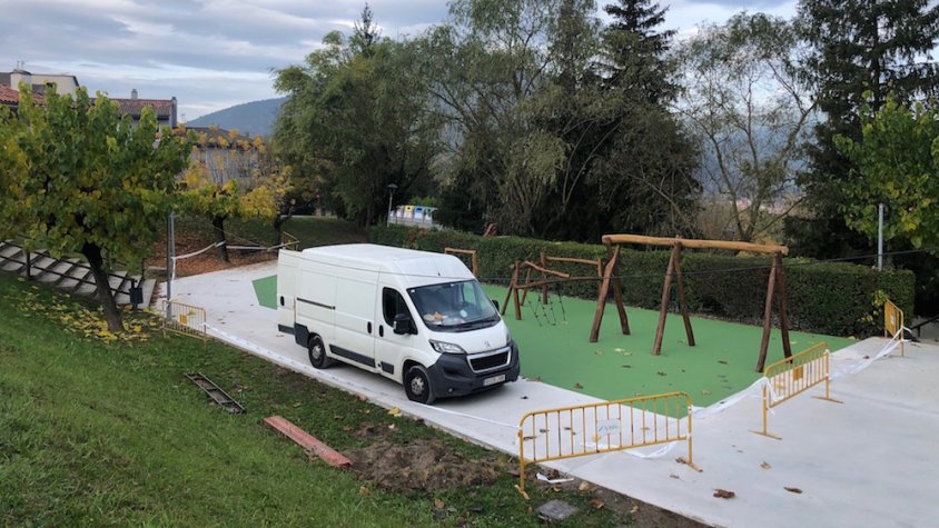 Els operaris treballen en l’adequació del parc de Vista Alegre