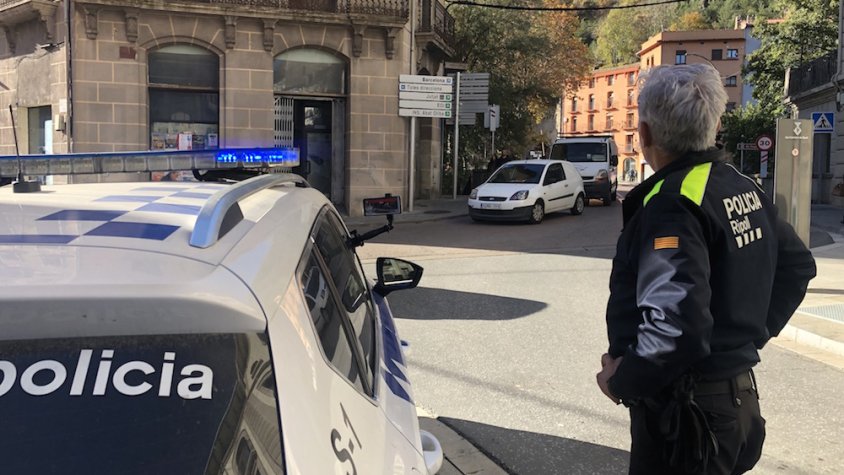 Un agent de la Policia Local controla el trànsit amb la nova càmera | Judit Lechón
