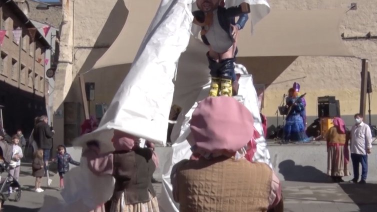 Un acte de Santa Truja a la plaça que es pot acabar dient de l'1 d'Octubre.