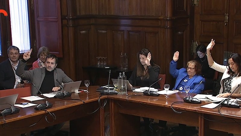 Moment de la votació amb la presència de l'alcalde Ramon Roqué com a públic