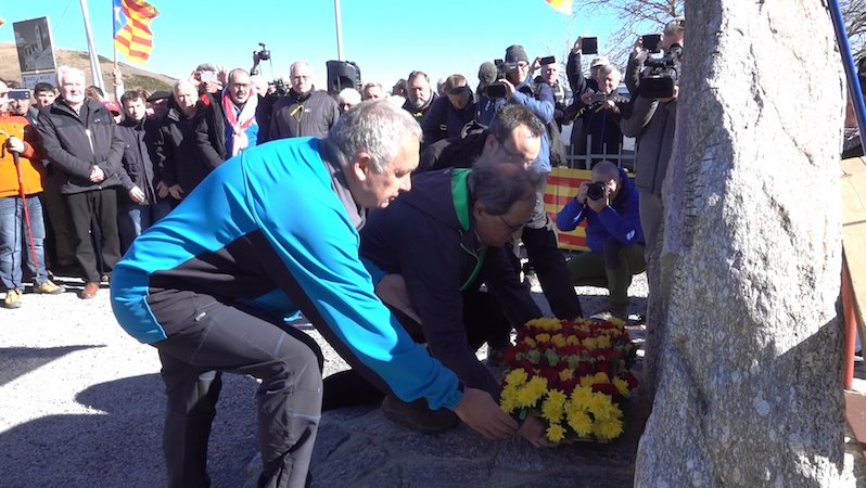 El moment de l'ofrena floral al monument dedicat als exiliats