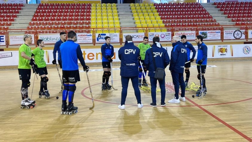 La plantilla del Club Patí Voltregà a la pista del Bassano