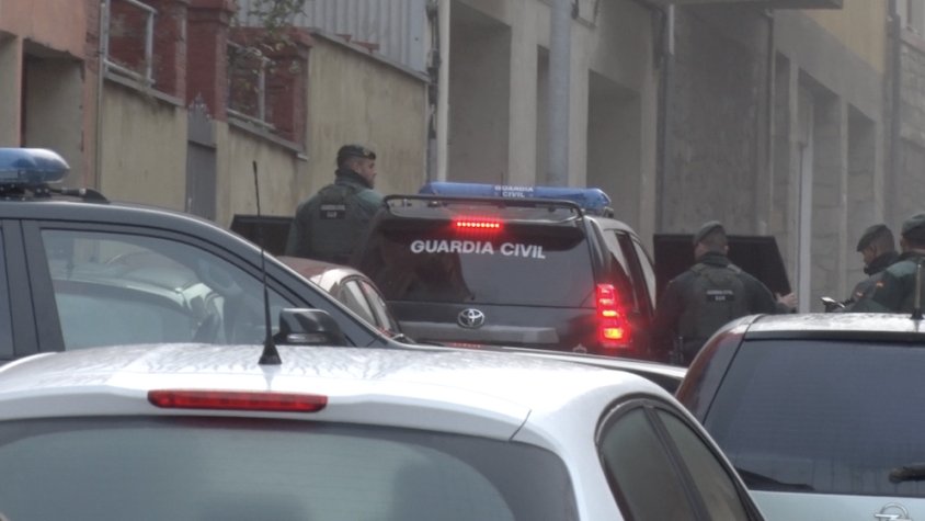 Agents del GAR davant la planta baixa que van escorcollar