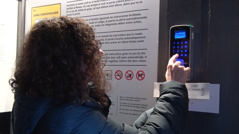 La directora general de Patrimoni Cultural, Sònia Hernàndez, introdueix el codi per accedir a la Farga Palau