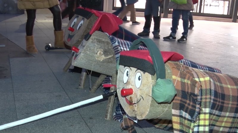 Els tions de la Fundació MAP amb elements propis de les persones amb la diversitat funcional que representen