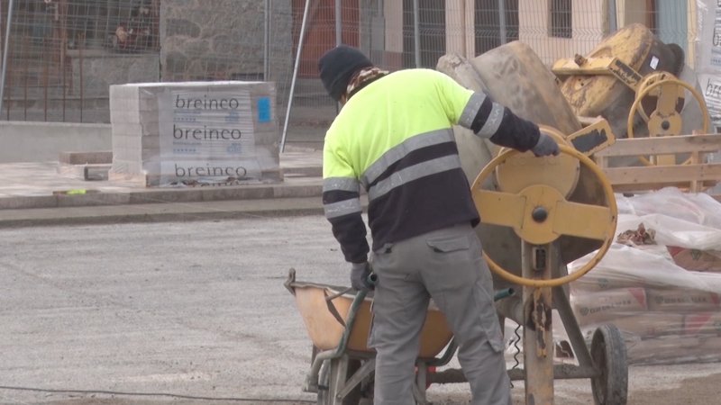 Un dels treballadors que actuen a la plaça de la Generalitat de Sant Pau