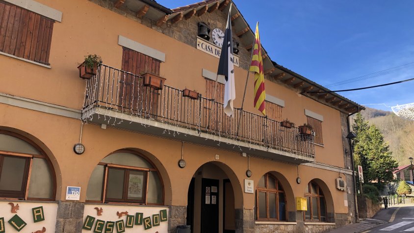 Façana de l'Ajuntament d'Ogassa