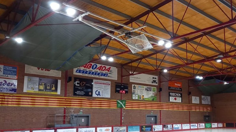 Sostre de la pista d'hoquei i patinatge amb les lones que desvien l'aigua de les goteres