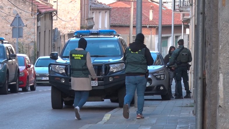 Agents de la Guàrdia Civil durant l'escorcoll al domicili del detingut