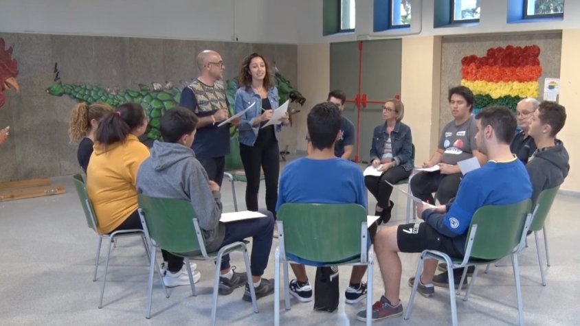 Trobada entre representants de l’ajuntament i joves de la vila