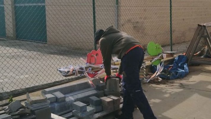 Un dels joves del programa desenvolupant les tasques que se li han demanat