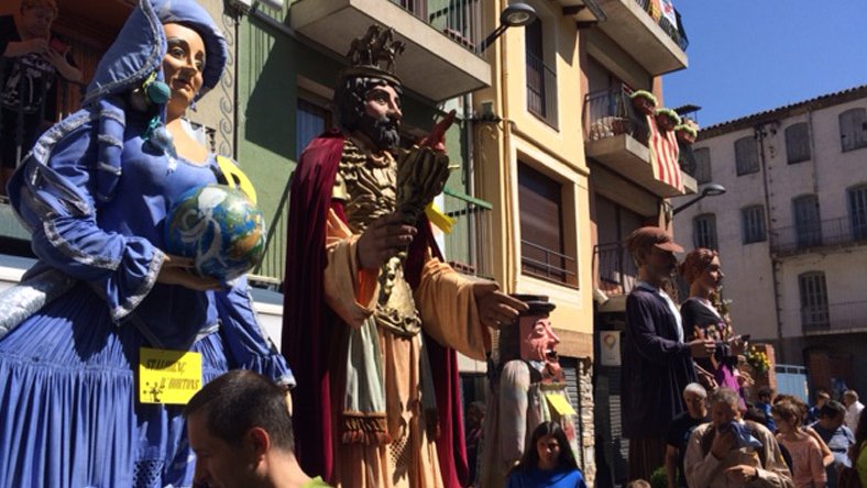 Tradicional plantada dels gegants a la plaça del Mercat