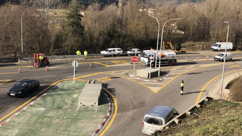 Obres a la rotonda de l’entrada nord de Ripoll, a la carretera de Ribes