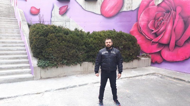 Ivan Bertran davant la seva obra d'art urbà aquest matí