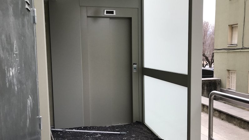 Completada la instal·lació d'un nou ascensor al barri de Sant Pere de Ripoll