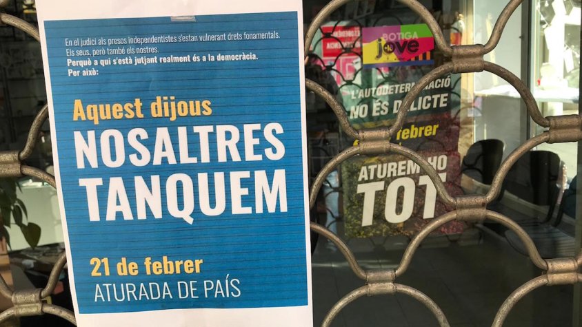 Cartells de suport a la vaga general en un establiemnt de Ripoll