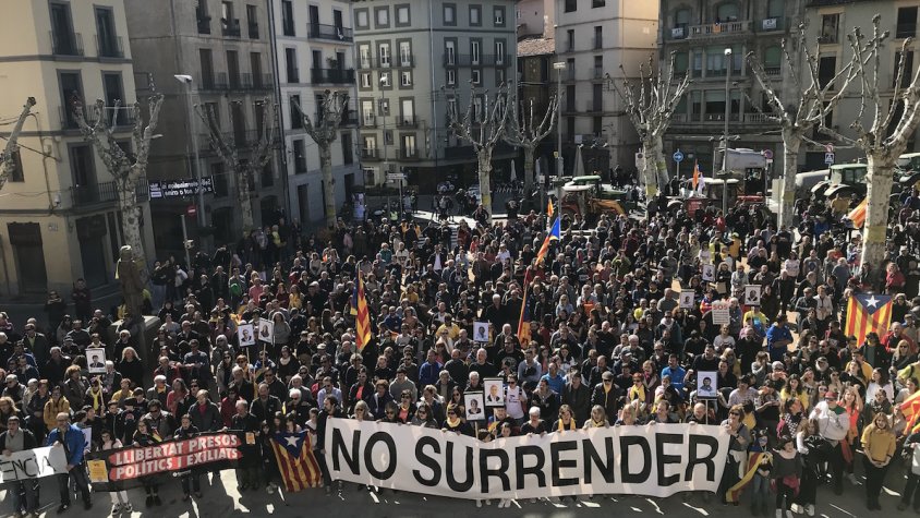 La plaça de l'ajuntament de Ripoll, plena sota el lema No Surrender