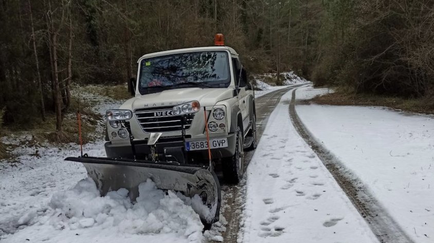 Un vehicle retira la neu del paviment | Ajuntament de Ripoll