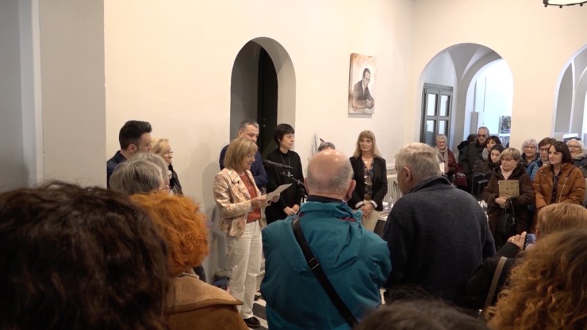 La biblioteca compta amb 325 metres quadrats, tot i que en un futur es vol ampliar