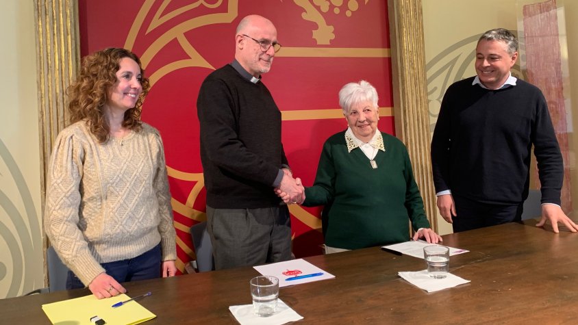 Montserrat Barenys acompanyada de l'Abat del Monestir de Poblet, Octavi Vilà, la directora de l'Arxiu, Núria Gavarró i l'alcalde de Sant Joan, Ramon Roqué