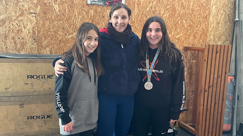 La Martina i la Nagore amb la seva entrenadora, la Joana