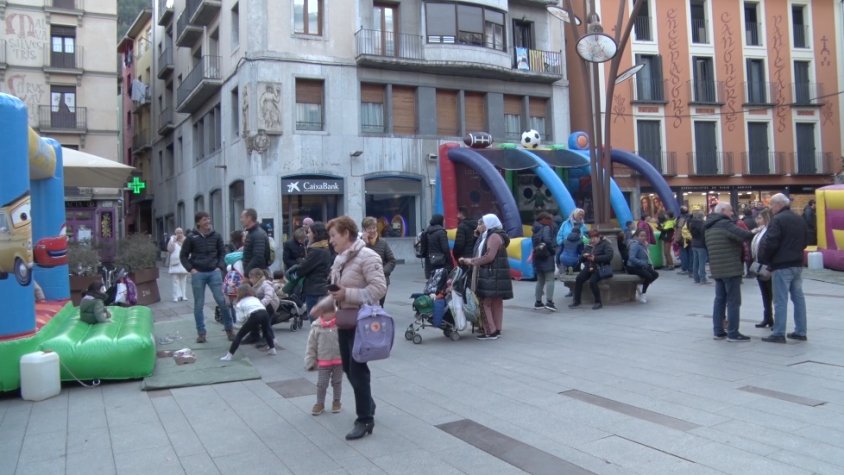 Inflables a la plaça Sant Eudald de Ripoll