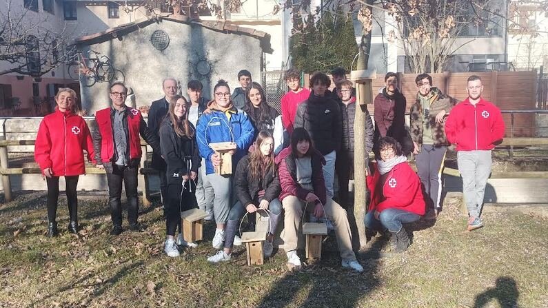 Varis alumnes del centre Vedruna de Ripoll i voluntaris de Creu Roja Ripoll han col·laborat en un mateix projecte