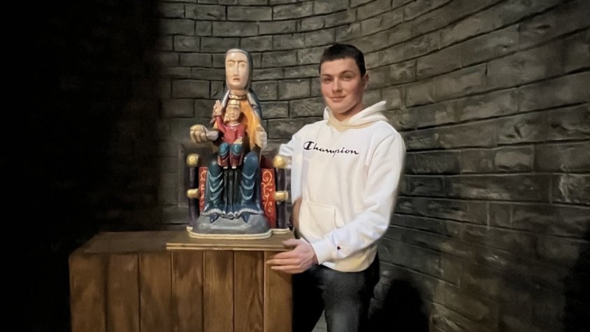 Lluís Garcia amb la rèplica de la Mare de Déu de Llaés