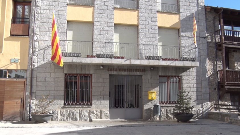 Façana de l'Ajuntament de Planoles