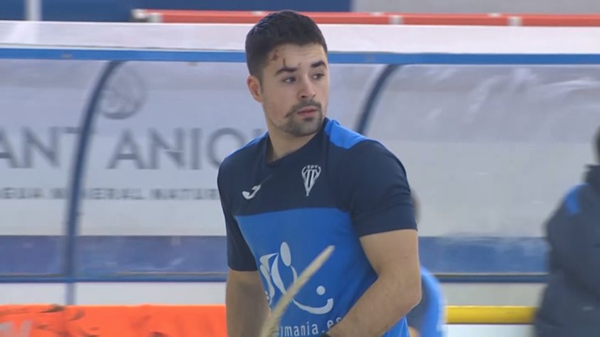 Humbert Serra escalfant abans d'enfrontar-se contra el Caldes a Sant Hipòlit de Voltregà en un partit de l'Ok Lliga