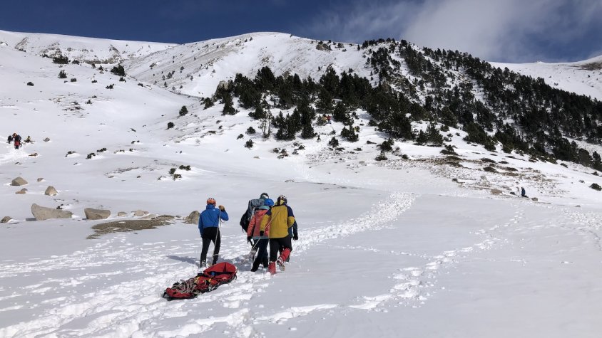 Alumnes del curs pugen muntanya amunt per rescatar els accidentats | Judit Lechón