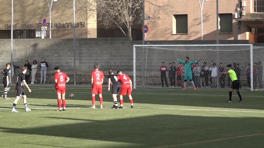Jaume Mondejar en el moment que va aturar el penal a la segona meitat del derbi