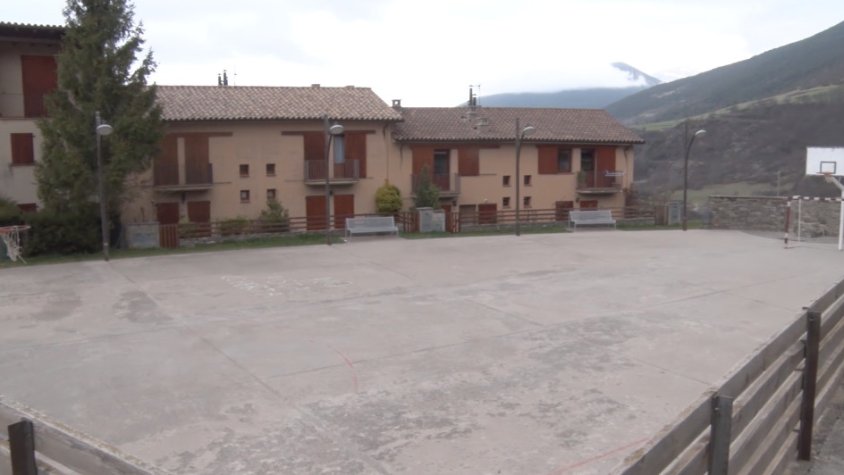 Els veïns de Pardines voten si cobrir la pista de tenis