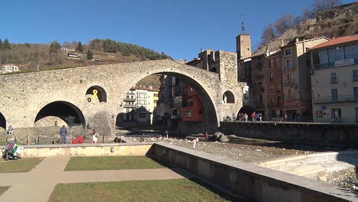 El pont de Camprodon, envoltat de gent