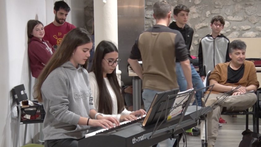 Dues alumnes de l'Escola de música del Ripollès interpretant una peça de piano a quatre mans