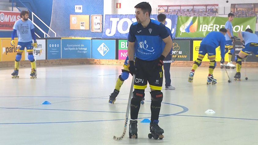 Humbert Serra escalfant en un partit d'Ok Lliga d'aquesta temporada