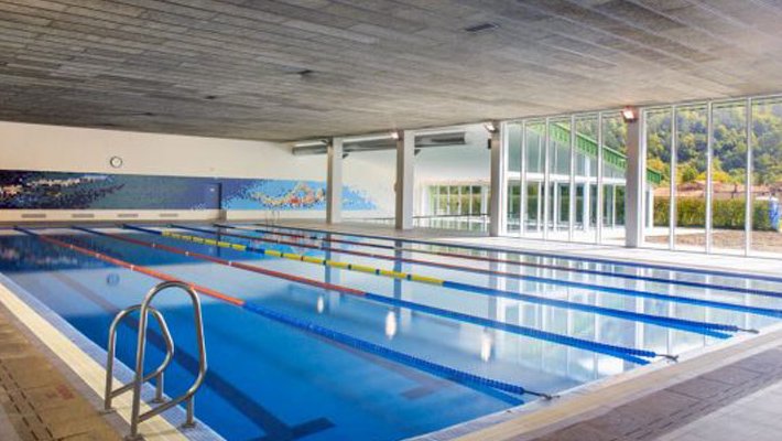 La seguretat de la piscina de Ripoll, d'ús comarcal, millorarà gràcies a la col·laboració del Consell Comarcal