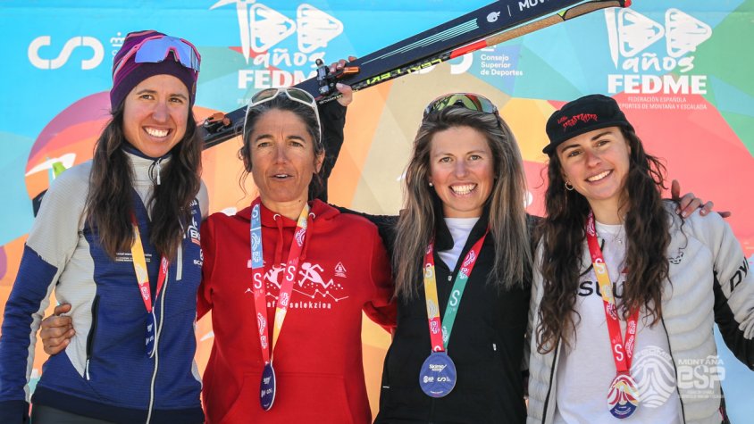 Clàudia Tremps, la tercera començant per l'esquerra, en el podi de la prova per equips