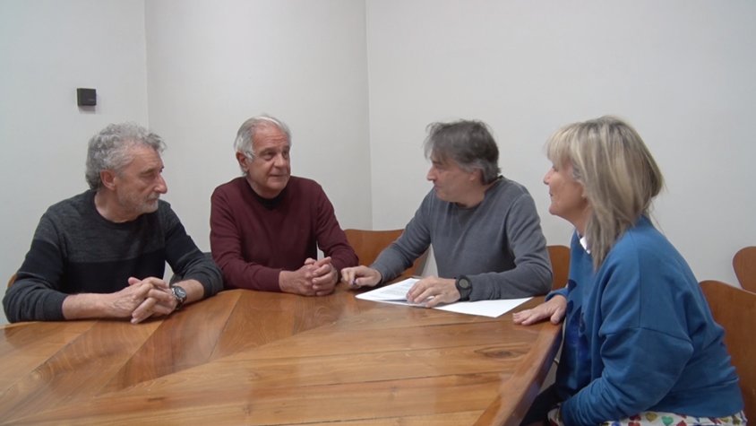 Moment de la firma per la cessió de l'espai
