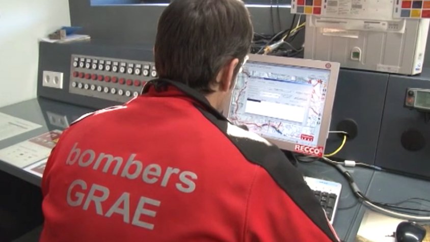 Bombers del GRAE, treballant davant la pantalla