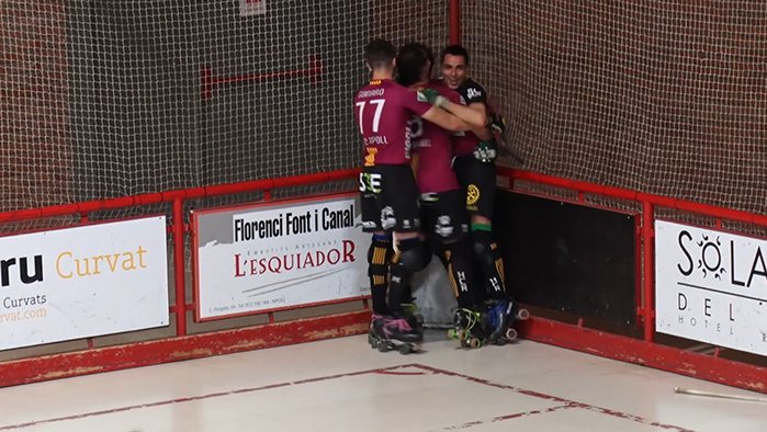 Els jugadors de l'HC Ripoll s'abracen després del gol de la victòria contra el Voltregà
