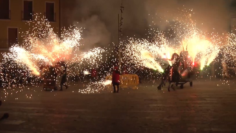 Durant l'estrena del drac de foc de les Diabladesses amb el gall de foc dels Diables de Ripoll