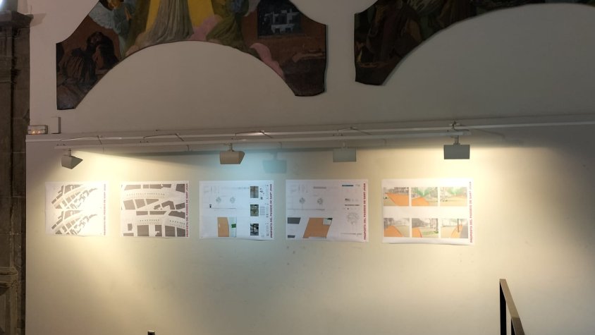 Plafons amb plànols de les propostes ubicats a la Sala Abat Senjust