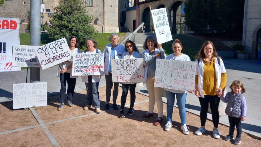 Les treballadores del SAD Ripollès a la plaça de l’Ajuntament de Ripoll