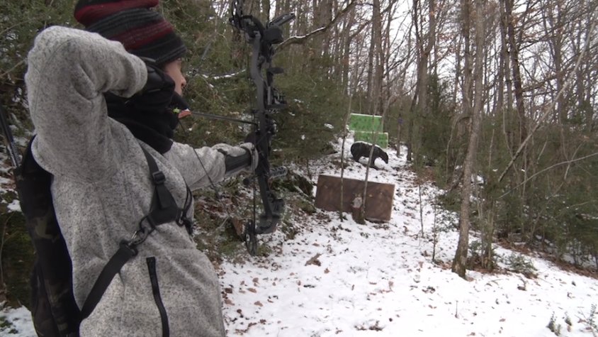 Un arquer a punt de disparar una fletxa en una diana 3D a Pardines