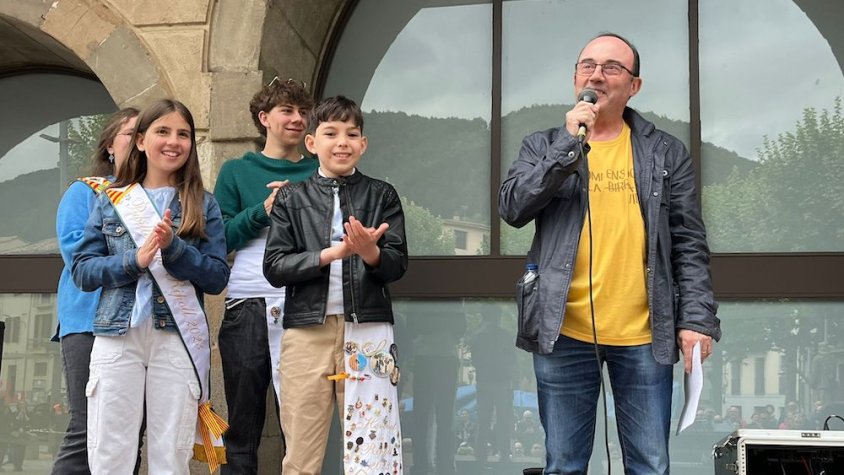 Ramon Verdaguer oferint el seu discurs a la plaça de l'Ajuntament | Judit Curós