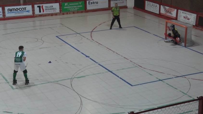 Una falta directa llançada per un jugador del Club Patí Vilanova en el segon duel de la sèrie que es va disputar a Ripoll