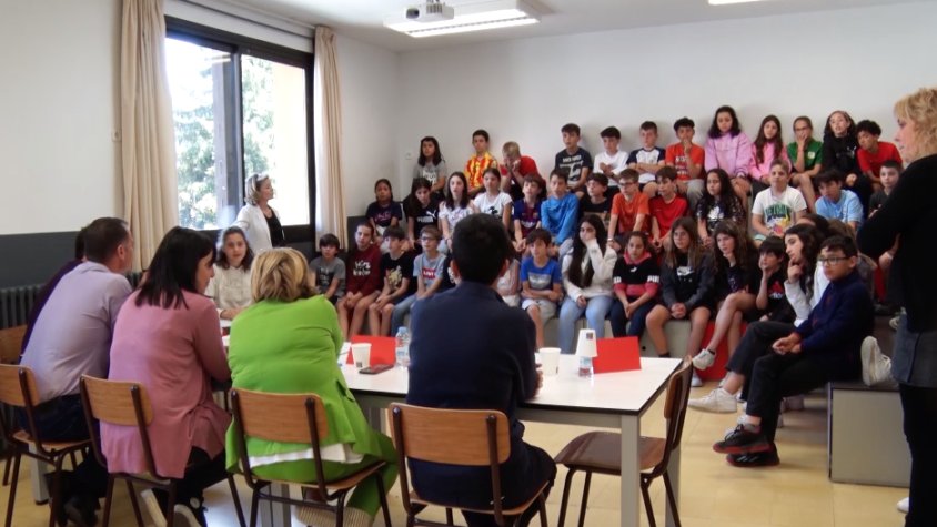 Els alumnes escolten les explicacions dels alcaldables