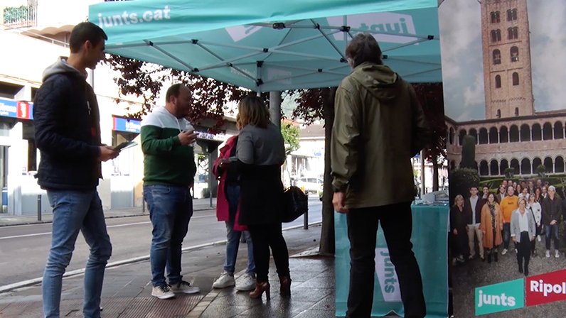 La carpa de Junts per Ripoll es va instal·lar al carrer Progrés aquest dimarts