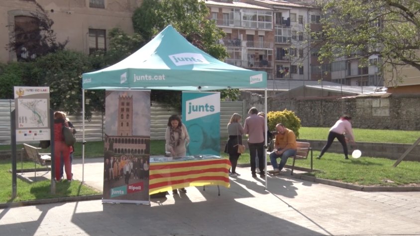 Carpa de Junts per Ripoll a la carretera de Barcelona